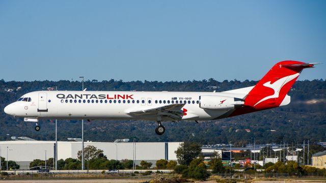 Fokker 100 (VH-NHP)