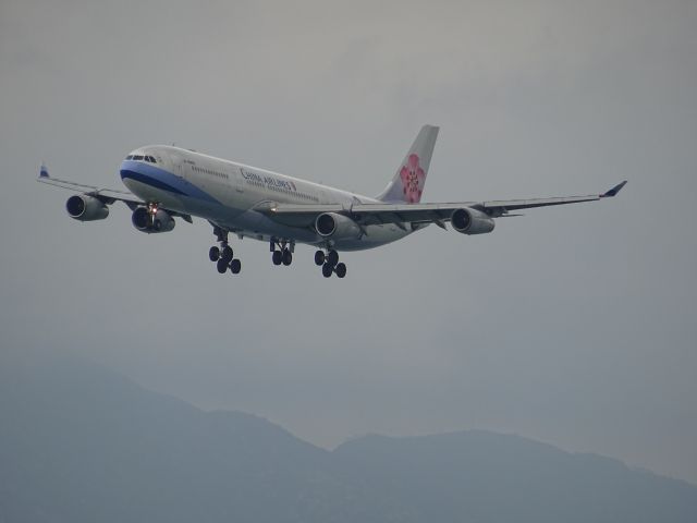 Airbus A340-300 (B-18806)