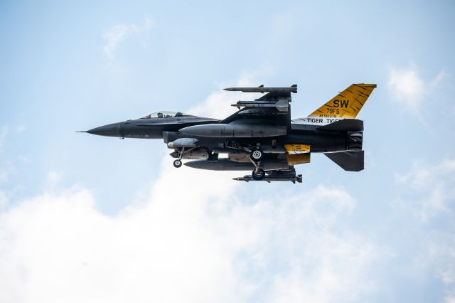 Lockheed F-16 Fighting Falcon —