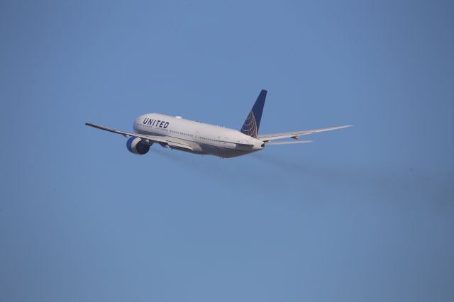 Boeing 777-200 (N781UA)