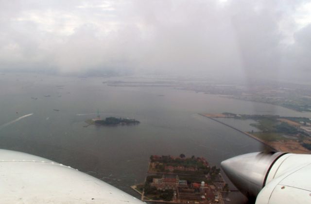 Beechcraft Baron (58) (N95PJ) - One of RELIANT AIRs Barons along the Hudson river at 2,000ft in class B airspace. RELIANT AIR has the lowest fuel price on the Danbury (KDXR) airport.