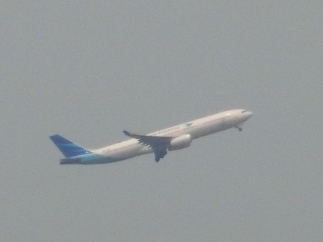 Airbus A330-300 (PK-GPE) - 対岸から。br /デンパサール行。