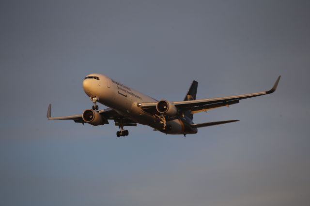 BOEING 767-300 (N347UP)