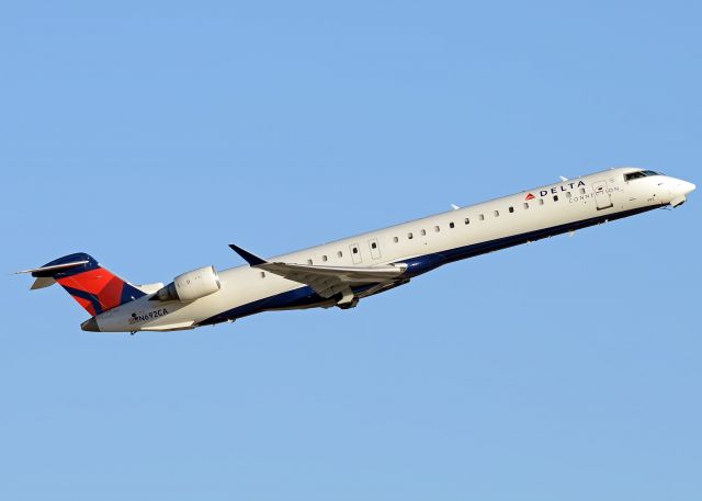 Canadair Regional Jet CRJ-900 (N692CA)