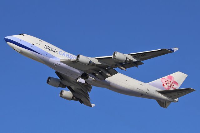 Boeing 747-400 (B-18709) - Taking off.