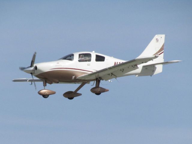 Cessna 400 (N10332) - Landing RWY 30