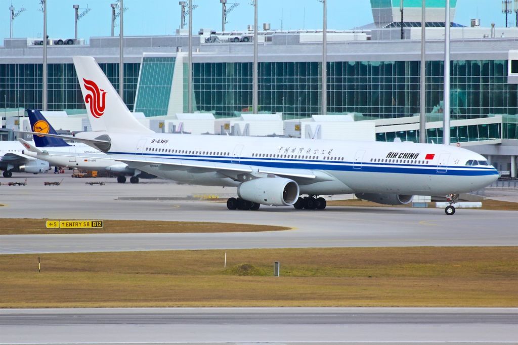 Boeing 737-200 (B-8385)