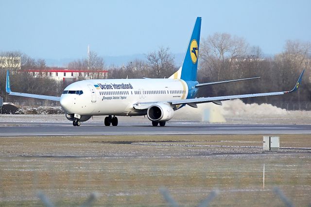 Boeing 737-800 (UR-PSI)