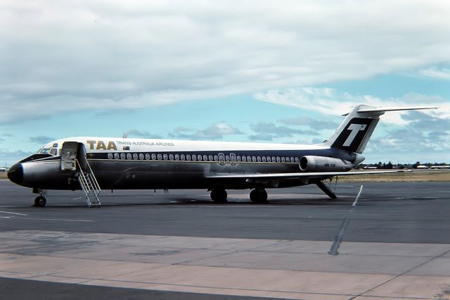 BOEING 737-400 (VH-TJL) - TRANS AUSTRALIA AIRLINES - McDONNELL DOUGLAS DC-9-31 - REG : VH-TJL (CN 47009/152) - ADELAIDE INTERNATIONAL AIRPORT SA. AUSTRALIA - YPAD 21/9/1986 35MM SLIDE CONVERSION USING A LIGHTBOX AND A NIKON L810 DIGITAL CAMERA IN THE MACRO MODE..