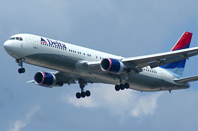 BOEING 767-300 (N127DL)