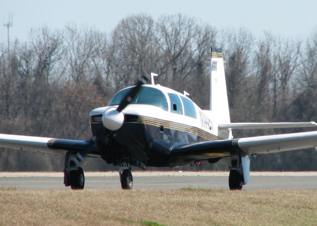 Mooney M-20 (N144BY) - Taxiing to 14 at the Downtown Shreveport airport.