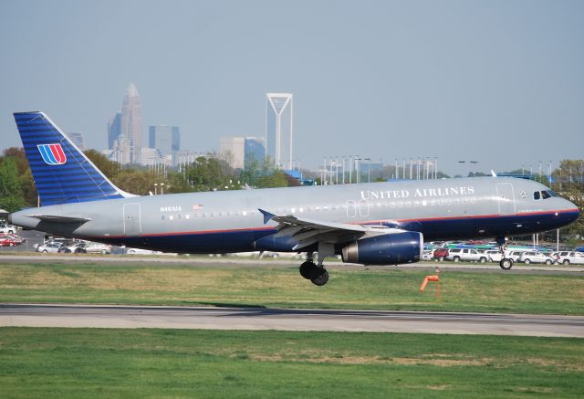 Airbus A320 (N461UA) - Arriving 18C - 4/4/10