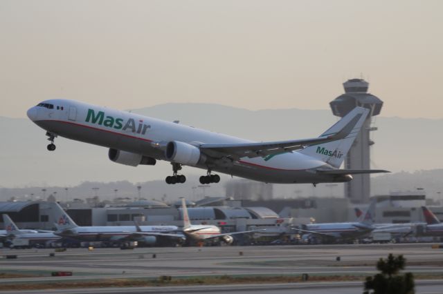 BOEING 767-300 (N420LA)