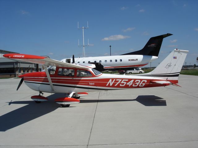 Cessna Skyhawk (N7543G) - The airplane in the back ground was owned by JR Motorsports. Photo taken at Newton, Iowa. Race track is 600 from airport. Great place to visit!