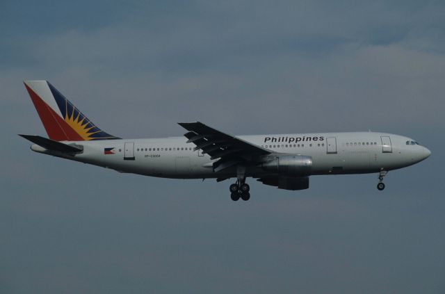 Airbus A300F4-200 (RP-C3004) - Final Approach to Narita Intl Airport Rwy34L on 1993/11/03