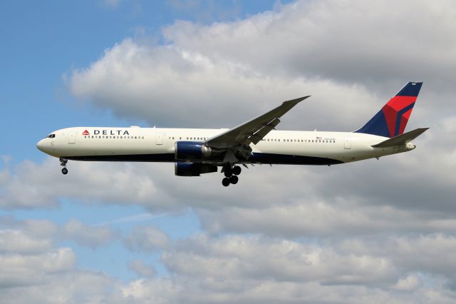 BOEING 767-400 (N832MH)