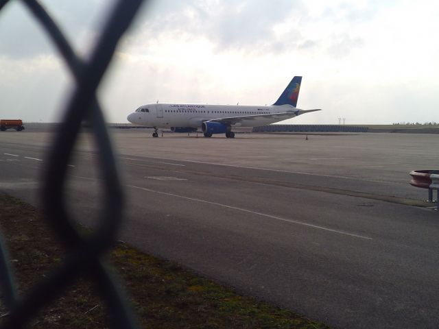 Airbus A320 (LY-SPB) - Un Airbus A320-232 de la compagnie Atlas Atlantique Airlines sur le tarmac de Vatry