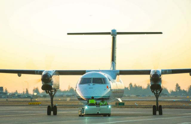 de Havilland Dash 8-400 (N447QX) - Dash-8