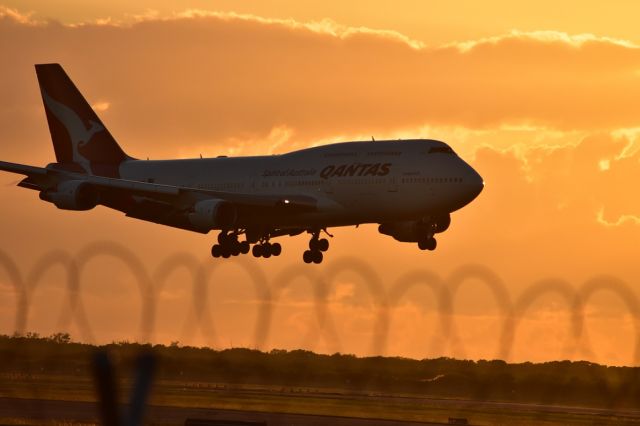 Boeing 747-400 — - QF16 - A beautiful autumn morning welcomes the Queen of the Skies into Brisbane from Los Angeles.