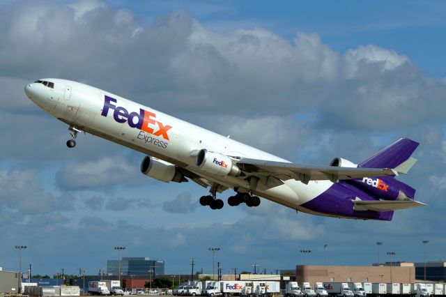 Boeing MD-11 (N596FE) - 4 departure.