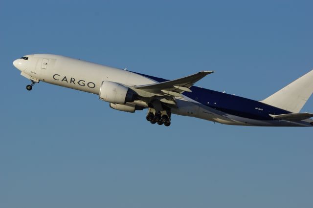 BOEING 777-200LR (N702GT)