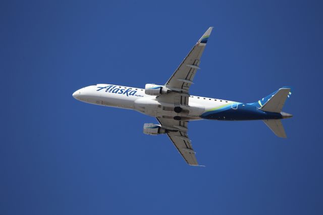 EMBRAER 175 (long wing) (N174SY)
