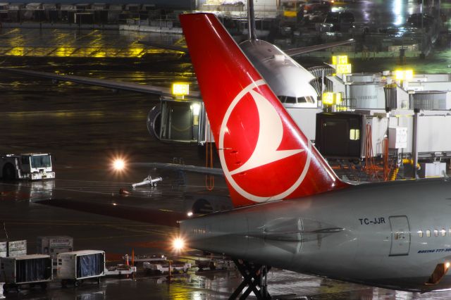 BOEING 777-300 (TC-JJR)