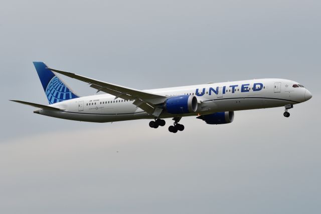 Boeing 787-9 Dreamliner (N19986) - Rescue flight arriving from EWR after it's own EWR-ORD flight got cancelled due ORD weather. Aircraft ferried to IND to pick up stranded pax from two earlier UAL B787 ORD bound weather diversions to IND. Shown arriving 5-L on 07-23-22. B78X N12010 & B789 N27964. I believe both flight crews on the two ORD wx diverts timed out.