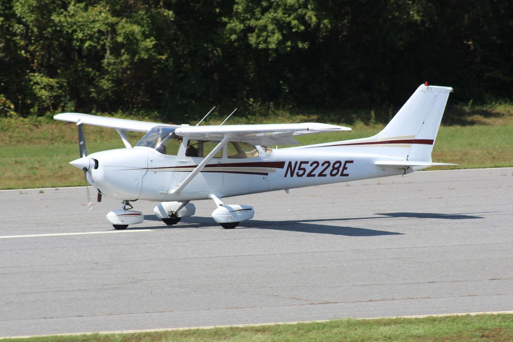 Piper Aerostar (N5228E) - This is a Cessna 172
