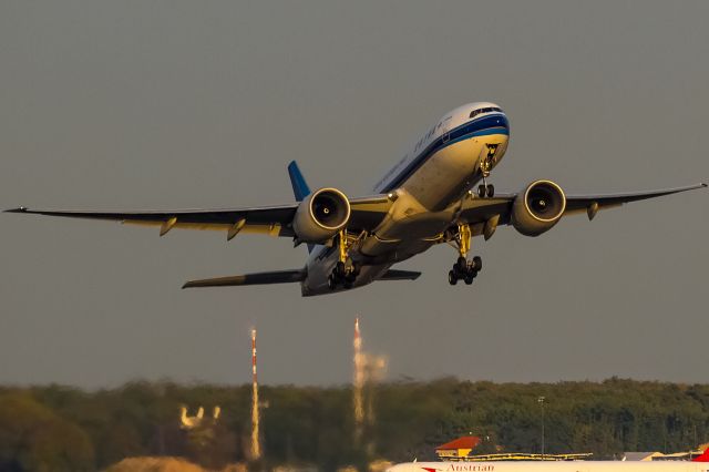 Boeing 777-200 (B-2071) - evening