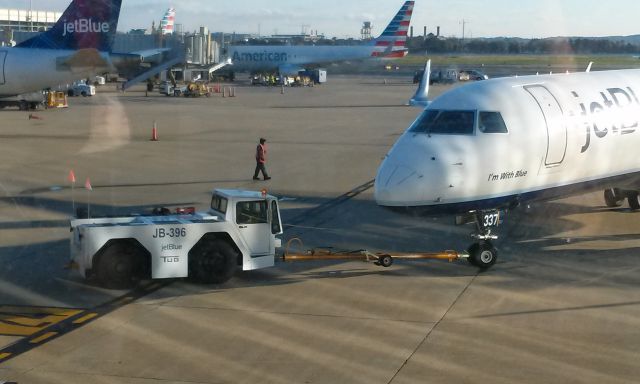 Embraer ERJ-190 (N337JB) - JetBlue Airways EMB190-195 cn473 Push Back