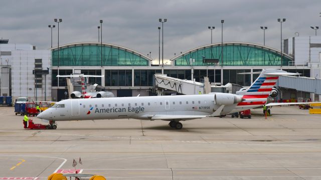 Canadair Regional Jet CRJ-700 (N719SK) - American Eagle Bombardier CRJ-701ER N719SK in Chicago 