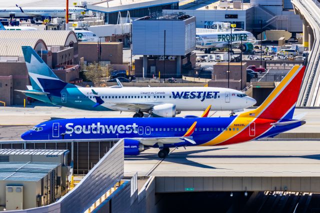 Boeing 737 MAX 8 (N8828L) - A Southwest Airlines 737 MAX 8 taxiing at PHX on 3/4/23. Taken with a Canon R7 and Canon EF 100-400 L II lens.
