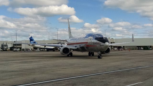 Boeing 737-800 (N951AA)