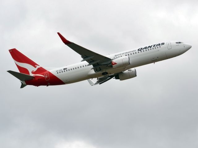 Boeing 737-800 (VH-VZL) - Getting airborne off runway 23. Tuesday 27th December 2011.