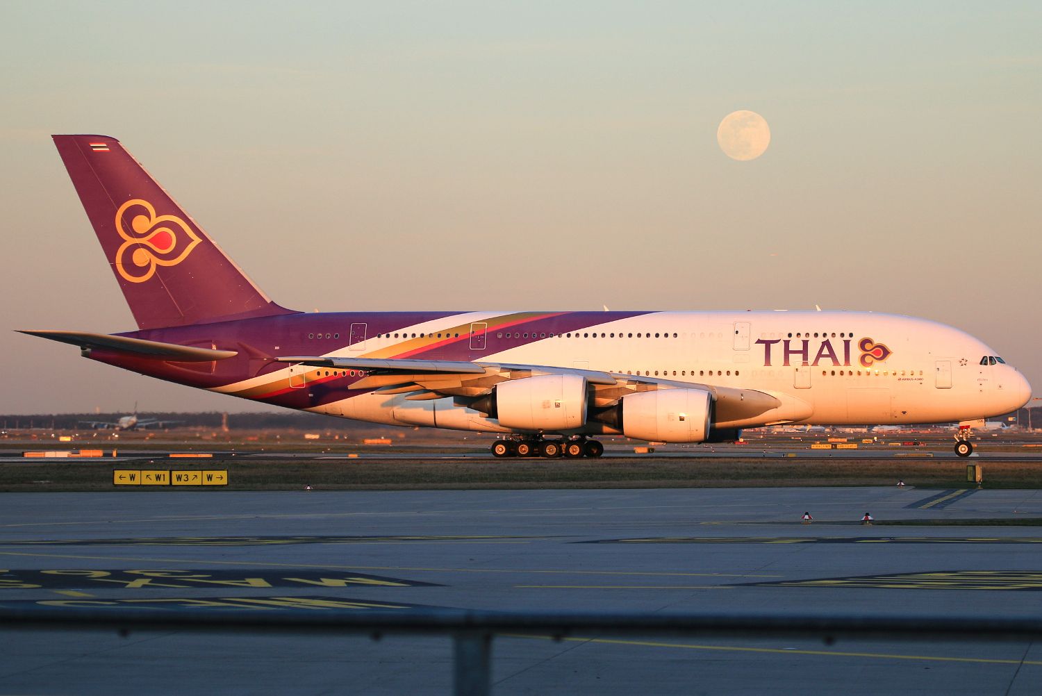 Airbus A380-800 (HS-TUE)