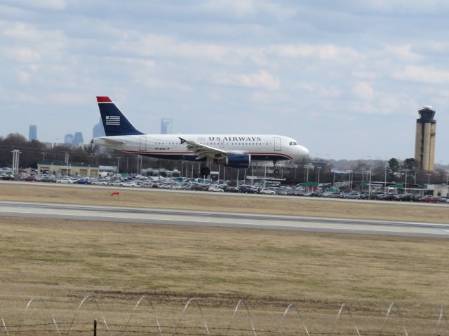 Airbus A319 (N748UW)