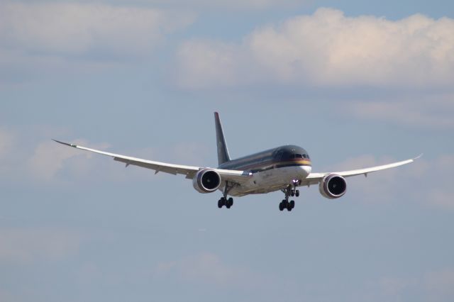 Boeing 787-8 (JY-BAA) - A Royal Jordanian B787-8 on final approach into LHR, landing on runway 27R.br /br /Location: Northern Perimiter Road, beside Runway 27R.br /Date: 26.08.22 (dd/mm/yy).