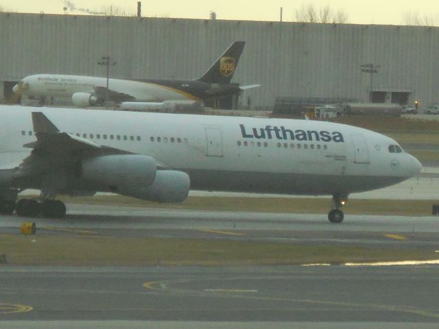 Airbus A340-300 (D-AIGZ)