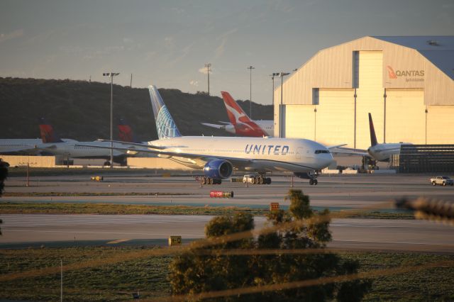 Boeing 777-200 (N206UA)