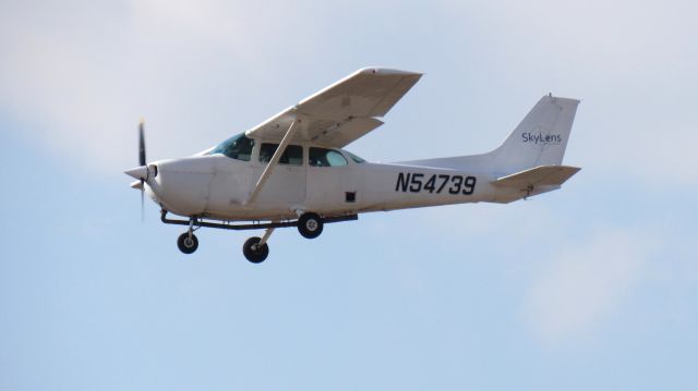 Cessna Skyhawk (N54739) - Final Approach Runway 18