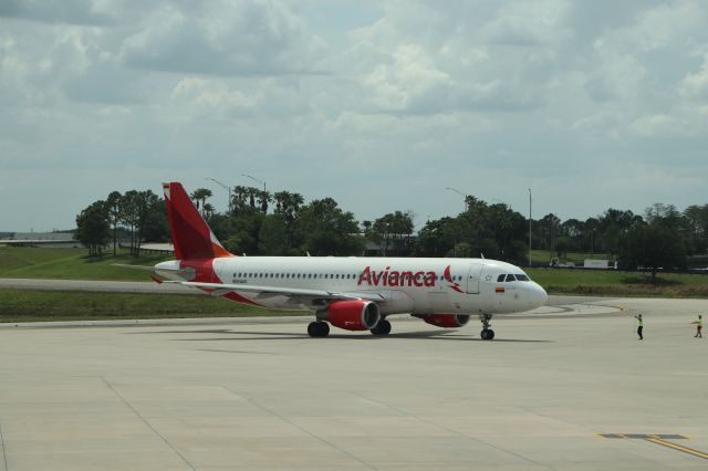 Airbus A320 (N664AV) - 4/14/22 pushback at Airside 4