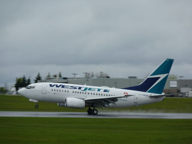 BOEING 737-600 (C-GWSL)