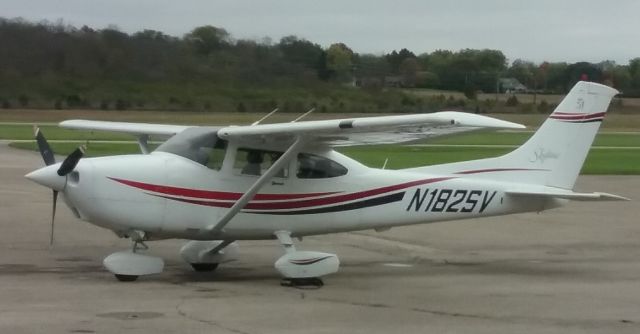 Cessna Skylane (N182SV)