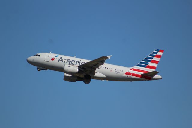 Airbus A319 (N744P)