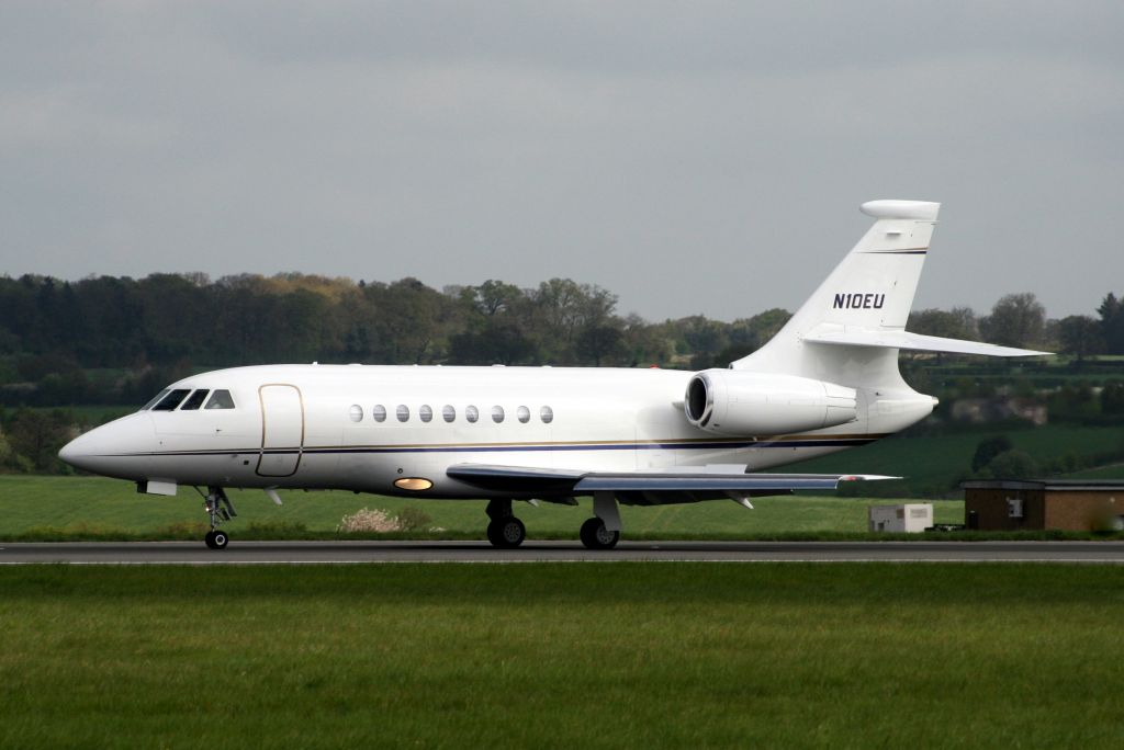 Dassault Falcon 2000 (N10EU) - Touching down on R26 on 30-Apr-10 at the end of a flight from KTEB.