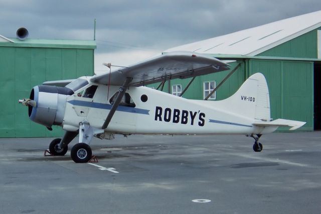 Robinson R-44 (VH-IDD) - DE HAVILLAND CANADA DHC-2 BEAVER - REG : VH-IDD (CN 1532) - PARAFIELD ADELAIDE SA. AUSTRALIA. - YPPF (13/9/1969)