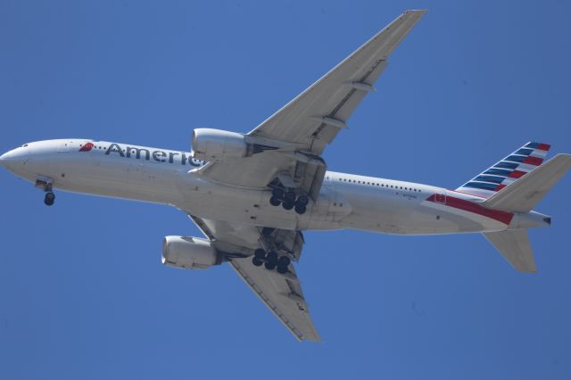 Boeing 777-200 (N758AN)