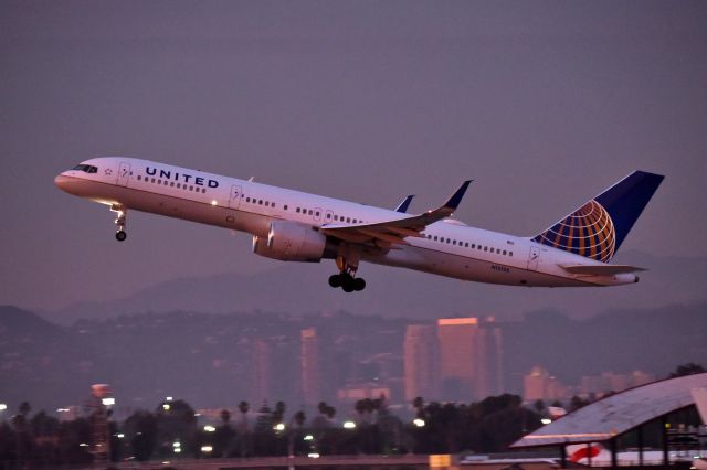 Boeing 757-200 (N12125)