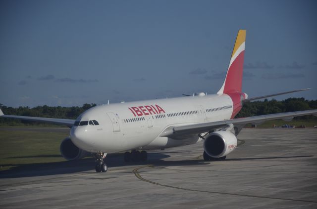 Airbus A330-300 (EC-MNK) - Foto tomada desde el A330 de Iberia EC-LYF Juan Carlos I en nuestra escala en Santo Domingo  rumbo a Caracas. El avión fotografiado se llama Bogotá